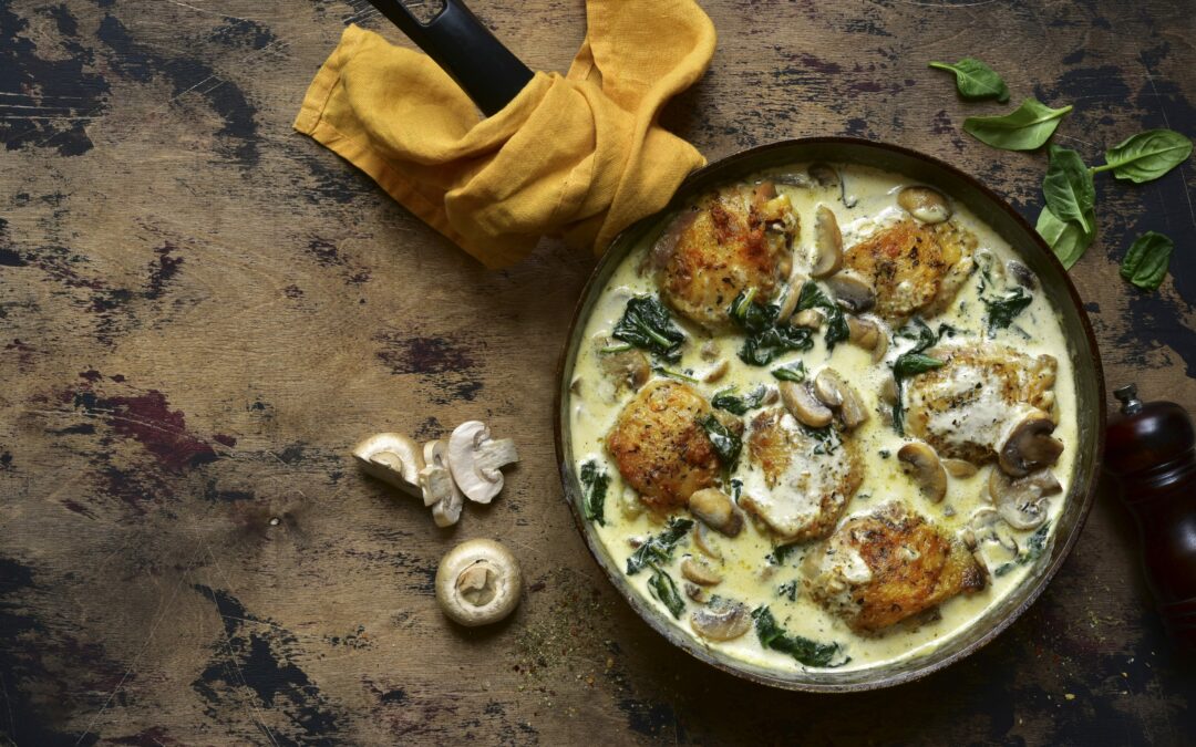 Mijoté de poulet aux champignons et épinards dans une sauce à la crème