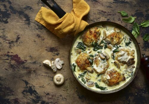 Mijoté de poulet aux champignons et épinards dans une sauce à la crème